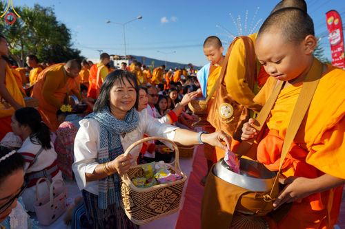 ภาพ No.187133:พิธีตักบาตรพระ ๕๐๐ รูป "สร้างบุญใหญ่ ส่งท้ายปีเก่า ต้อนรับปีใหม่ ๒๕๖๘" วันเสาร์ที่ ๒๘ ธันวาคม พ.ศ. ๒๕๖๗ ณ ถนนหน้าที่ว่าการอำเภอภูเรือ จังหวัดเลย