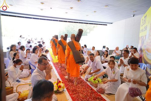 ภาพ No.188407:พิธีต้อนรับพระธรรมยาตรา ในโครงการธรรมยาตรา กตัญญูบูชา มหาปูชนียาจารย์ พระมงคลเทพมุนี(สด จนฺทสโร) พระผู้ปราบมาร อนุสรณ์สถาน 7 แห่ง ปีที่ 13 วันที่ 2 มกราคม พ.ศ. 2568 ณ วัดพระธรรมกาย จ.ปทุมธานี