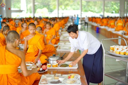 ภาพ No.246987:วันที่ 20 กันยายน พ.ศ. 2568 พิธีถวายเมนูสวรรค์เพื่อการบรรลุธรรม ณ หอฉันคุณยายอาจารย์ฯ วัดพระธรรมกาย