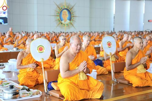 ภาพ No.205666:พิธีสวดพระพุทธมนต์ และถวายภัตตาหารเมนูสวรรค์แด่พระภิกษุ สามเณร วันจันทร์ที่ 3 กุมภาพันธ์ พ.ศ. 2568 ณ หอฉันคุณยายอาจารย์ฯ วัดพระธรรมกาย