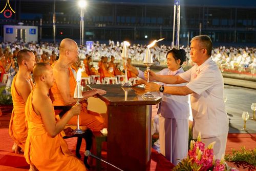 ภาพ No.160567:พิธีจุดประทีป 20,000 ดวง บูชาพระมหาธรรมกายเจดีย์ และบูชาพระมงคลเทพมุนี (สด จนฺทสโร) พระผู้ปราบมาร ณ ลานธรรม พระมหาธรรมกายเจดีย์ วัดพระธรรมกาย จ.ปทุมธานี วันที่ 10 ตุลาคม พ.ศ. 2567