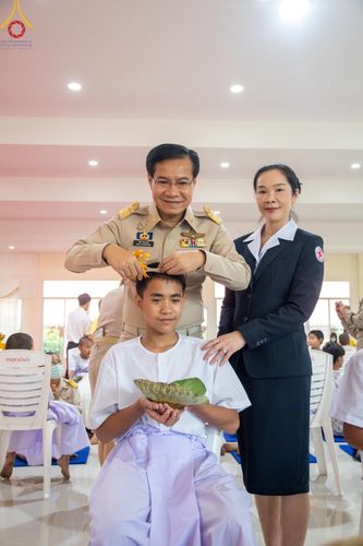 ภาพ No.59105:พิธีปลงผมและแห่นาคธรรมทายาท ในโครงการบรรพชาสามเณร ภาคฤดูร้อน เฉลิมพระเกียรติพระบาทสมเด็จพระเจ้าอยู่หัว เนื่องในโอกาส  พระราชพิธีมหามงคลเฉลิมพระชนมพรรษา 6 รอบ  ปลงผมนาคในวันที่ 21 เมษายน พ.ศ 2567 ณ วัดกลางธนรินทร์ (ธรรมอุทยานบ้านแป้ง)