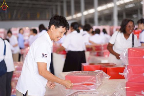 ภาพ No.214318:วันที่ 29 มีนาคม พ.ศ.2568 กิจกรรมใส่ถุงซิปกล่องไทยธรรม เพื่อรักษาความประณีตของกล่องไทยธรรม ในทุกสภาพอากาศ ณ บ้านแก้วเรือนทองคุณยาย วัดพระธรรมกาย