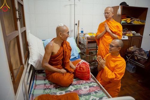 ภาพ No.220289:วันที่ 17 เมษายน พ.ศ. 2568 ผู้แทนวัดพระธรรมกาย ลงพื้นที่เยียวยา ซับน้ำตาเหยื่อแผ่นดินไหวมัณฑะเลย์