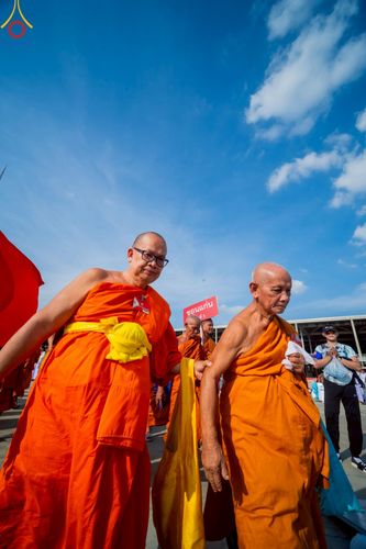 ภาพ No.221544:วันอังคารที่ 22 เมษายน พ.ศ. 2568 ภาพพิธีถวายมหาสังฆทานคณะสงฆ์ 40,000 กว่าวัดทั่วประเทศ เนื่องในวันคุ้มครองโลก ชุดที่ 2 (ปลื้มให้สมการรอคอย) ณ ลานธรรมพระมหาธรรมกายเจดีย์ วัดพระธรรมกาย