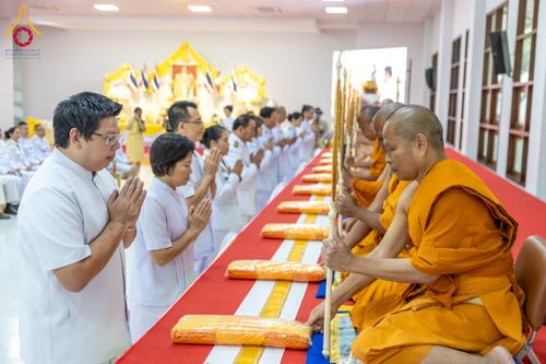 ภาพ No.179581:พิธีเจริญพระพุทธมนต์ พิธีทำบุญตักบาตรถวายพระราชกุศล และพิธีวางพานพุ่มดอกไม้ถวายราชสักการะ  แด่พระบาทสมเด็จพระบรมชนกาธิเบศร มหาภูมิพลอดุลยเดชมหาราช บรมนาถบพิตร เนื่องในวันคล้ายวันพระบรมราชสมภพ วันชาติ และวันพ่อแห่งชาติ วันพฤหัสบดีที่ 5 ธันวาคม พ.ศ. 2567 ณ