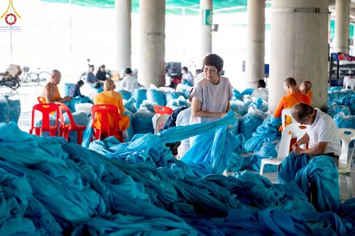 ภาพ No.220759:วันที่ 24-25 เมษายน พ.ศ. 2568 การเก็บงาน ผ้ารับประเคน ผ้าระบาย โต๊ะ เก้าอี้  ภายหลังงานวันคุ้มครองโลก ณ วัดพระธรรมกาย