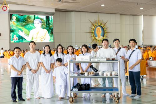 ภาพ No.157654:พิธีถวายภัตตาหารเมนูสวรรค์ ในพรรษาแห่งการเข้าถึงธรรม วันเสาร์ที่ 28 กันยายน พ.ศ. 2567 ณ หอฉันคุณยายอาจารย์ฯ วัดพระธรรมกาย