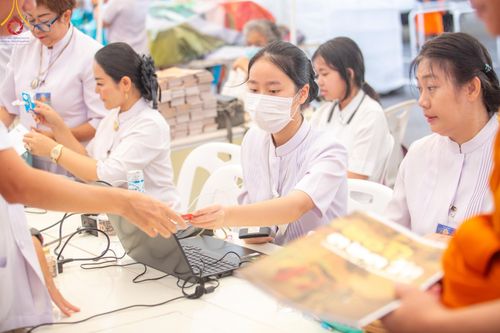 ภาพ No.60301:การต้อนรับพระสังฆาธิการ 10,000 กว่าวัดทั่วประเทศ พิธีมอบปัจจัยช่วยเหลือครู 4 จังหวัดชายแดนภาคใต้ พิธีปฏิบัติธรรม ในวันคุ้มครองโลก วันจันทร์ที่ 22 เมษายน พ.ศ.2567 ณ วัดพระธรรมกาย จ.ปทุมธานี