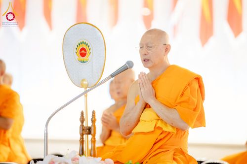 ภาพ No.276979:วันอาทิตย์ที่ 7 ธันวาคม พ.ศ. 2568 พิธีตักบาตรอาทิตย์ต้นเดือน ณ บ้านแก้วเรือนทองคุณยายฯ วัดพระธรรมกาย