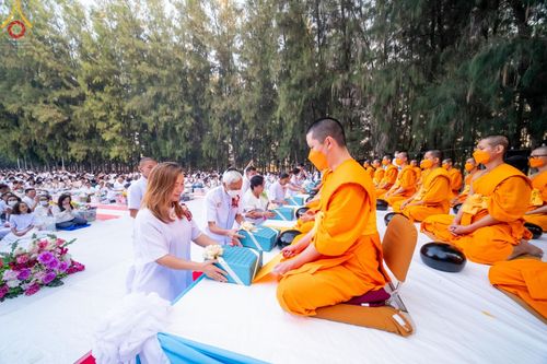 ภาพ No.107520:พิธีตักบาตรพระธรรมยาตราฯ ในโครงการธรรมยาตรากตัญญูบูชา มหาปูชนียาจารย์ พระมงคลเทพมุนี(สด จนฺทสโร) พระผู้ปราบมาร ปีที่ 12 ณ อนุสรณ์สถานมหาวิหารพระมงคลเทพมุนี อ.สองพี่น้อง จ.สุพรรณบุรี วันที่ 7 มกราคม พ.ศ. 2567