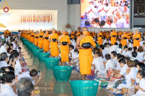 ภาพ No.133806:พิธีตักบาตร ข้าวสารอาหารแห้ง ณ บ้านแก้วเรือนทองคุณยายฯ สภาธรรมกายสากล วัดพระธรรมกาย วันอาทิตย์ต้นเดือนที่ 7 เมษายน พ.ศ. 2567