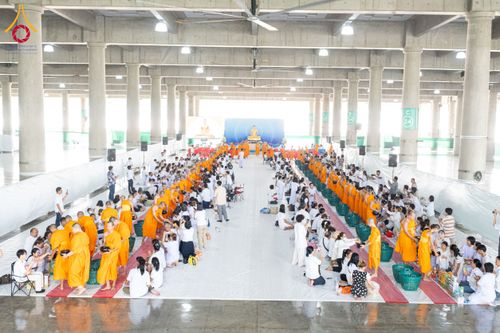 ตักบาตรฉลองสามเณรใหม่ มัชฌิมธรรมทายาท ณ วิหารคด คอร์ 9 วัดพระธรรมกาย วันที่ 15 เมษายน พ.ศ. 2567