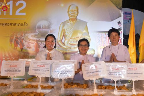 ภาพ No.111833:พิธีถวายภัตตาหารเป็นสังฆทาน แด่คณะพระธรรมยาตราฯ ในโครงการธรรมยาตรา กตัญญูบูชา มหาปูชนียาจารย์ พระมงคลเทพมุนี(สด จนฺทสโร) พระผู้ปราบมาร อนุสรณ์สถาน 7 แห่ง ปีที่ 12 วันที่ 14 มกราคม พ.ศ. 2567 ณ อนุสรณ์สถานมหาวิหารพระมงคลเทพมุนี  (โลตัสแลนด์) อ.สองพี่น้อง จ