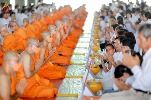 ภาพ No.62543:พิธีถวายบาตรเเละไทยธรรม ในโครงการอุปสมบทหมู่ บูชาธรรมหลวงพ่อธัมมชโย พ.ศ.2567 ณ ลานธรรม พระมหาธรรมกายเจดีย์ วันที่ 13 เมษายน พ.ศ.2567
