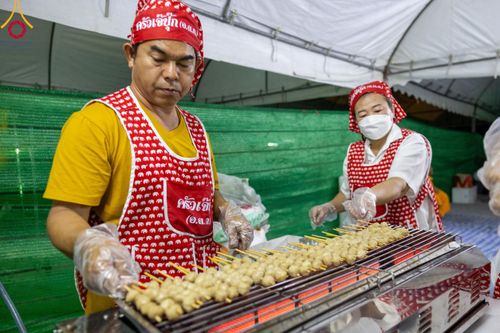 ภาพ No.108984:พิธีถวายภัตตาหารเป็นสังฆทาน แด่คณะพระธรรมยาตราฯ ในโครงการธรรมยาตรากตัญญูบูชา มหาปูชนียาจารย์ พระมงคลเทพมุนี(สด จนฺทสโร) พระผู้ปราบมาร อนุสรณ์สถาน 7 แห่ง ปีที่ 12 วันที่ 9 มกราคม พ.ศ. 2567 ณ อนุสรณ์สถานคลองบางนางแท่น  อ.สามพราน จ.นครปฐม