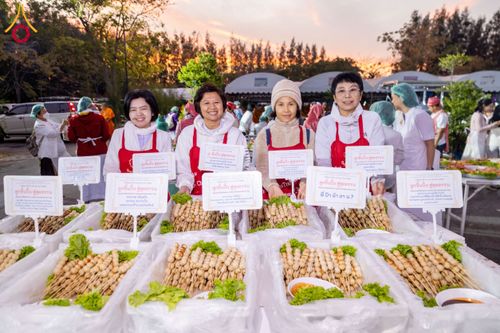 ภาพ No.194887:พิธีถวายภัตตาหารเป็นสังฆทาน แด่พระธรรมยาตรา ณ อนุสรณ์สถานมหาวิหารพระมงคลเทพมุนี (โลตัสแลนด์) อ.สองพี่น้อง จ.สุพรรณบุรี ในโครงการธรรมยาตรา กตัญญูบูชา มหาปูชนียาจารย์ พระมงคลเทพมุนี(สด จนฺทสโร) พระผู้ปราบมาร แห่ง ปีที่ 13 วันที่ 14 มกราคม พ.ศ.2568