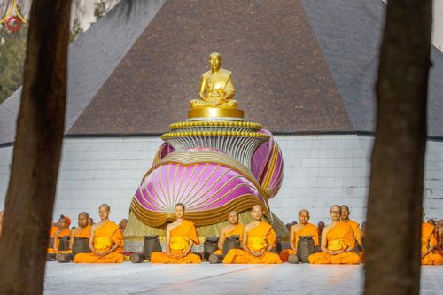 ภาพ No.189183:พระธรรมยาตราปฏิบัติธรรม และถ่ายภาพหมู่ประวัติศาสตร์ ในโครงการธรรมยาตรา กตัญญูบูชา มหาปูชนียาจารย์ พระมงคลเทพมุนี(สด จนฺทสโร) พระผู้ปราบมาร อนุสรณ์สถาน 7 แห่ง ปีที่ 13 วันที่ 4 มกราคม พ.ศ. 2568 ณ อนุสรณ์สถานมหาวิหารพระมงคลเทพมุนี (โลตัสแลนด์) อ.สองพี่น้อง