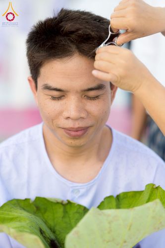 ภาพ No.274734:วันอาทิตย์ที่ 30 พฤศจิกายน พ.ศ. 2568 พิธีปลงผม โครงการอุปสมบทบูชาธรรมมหาปูชนียาจารย์ ปี 2568 ณ ลานธรรมพระมหาธรรมกายเจดีย์ ฝั่งทิศตะวันตก ระหว่างวิหารคดหมายเลข 8 และ 9 วัดพระธรรมกาย