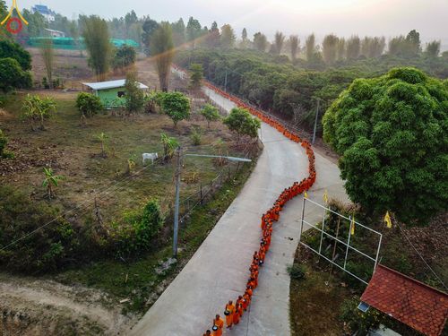 ภาพ No.62235:Photo Story  มหัศจรรย์วัดดงดินแดง Episode 4 กิจกรรมตักบาตรฉลองพระ-เณรกว่า 500 รูป