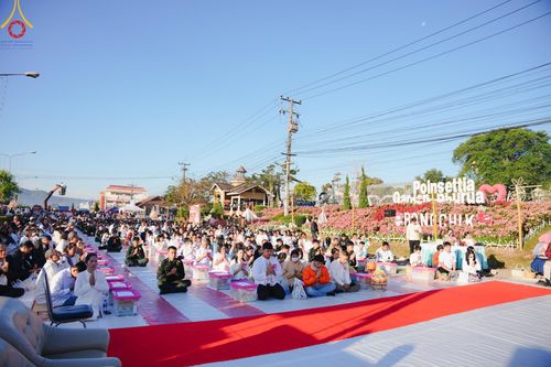 ภาพ No.106789:พิธีตักบาตรพระ ๒๐๐ รูป  "สร้างบุญใหญ่ ส่งท้ายปีเก่า ต้อนรับปีใหม่ ๒๕๖๗" วันอาทิตย์ที่ ๓๑ ธันวาคม ๒๕๖๖ ณ ถนนหน้าที่ว่าการอำเภอภูเรือ อำเภอภูเรือ จังหวัดเลย