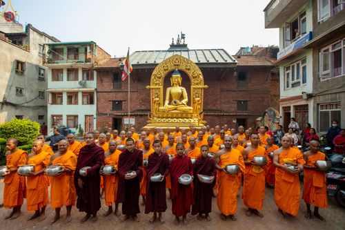 ภาพ No.80216:สามเณรในโครงการบรรพชาสามเณรหมู่ รับบิณฑบาตจากญาติโยมสาธชุน บริเวณชุมชน Patan และ Thamel กรุงกาฐมาณฑุ ประเทศเนปาล วันที่ 31 มีนาคม พ.ศ. 2566