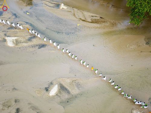 ภาพ No.63259:Photo Story  มหัศจรรย์วัดดงดินแดง Episode 1  พิธีปลงผมนาคธรรมทายาท  ในโครงการบรรพชาอุปสมบทหมู่ ฟื้นฟูพระพุทธศาสนาทั่วไทย วัดดงดินแดง ณ ลำน้ำแม่ตื่น อ.อมก๋อย จ.เชียงใหม่ วันที่ 2 เมษายน พ.ศ. 2567