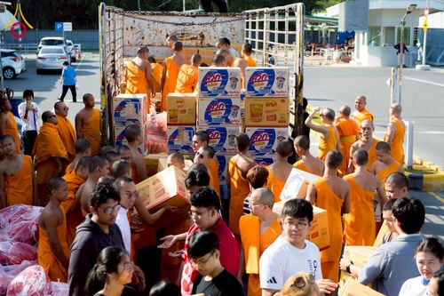 ภาพ No.273660:วันที่ 27 พฤศจิกายน พ.ศ. 2568 คณะศิษยานุศิษย์วัดพระธรรมกาย มูลนิธิธรรมกาย มอบอาหารและสิ่งของความช่วยเหลือให้พี่น้องชาวใต้ ผู้ประสบอุทกภัยน้ำท่วม