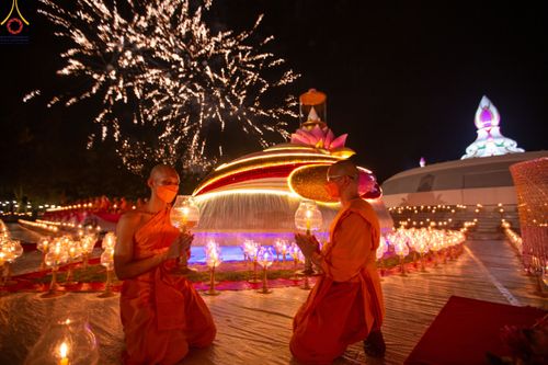 ภาพ No.109798:พิธีจุดประทีปถวายเป็นพุทธบูชา และบูชาธรรมมหาปูชนียาจารย์ วันที่ 10 มกราคม พ.ศ. 2567 ณ อนุสรณ์สถานคลองบางนางแท่น อ.สามพราน จ.นครปฐม