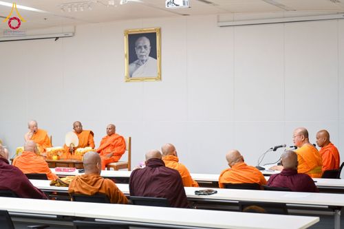 ภาพ No.223022:วันที่ 24 เมษายน พ.ศ. 2568 หลวงพ่อทัตตชีโวต้อนรับคณะสงฆ์ศรีลังกา ณ อาคาร 100 ปี คุณยายมหารัตนอุบาสิกาจันทร์ ขนนกยูง วัดพระธรรมกาย