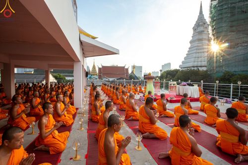 ภาพ No.201555:พิธีจุดประทีปถวายเป็นพุทธบูชา และบูชาธรรมมหาปูชนียาจารย์ ณ อาคารธรรมยาตรา กตัญญูบูชามหาปูชนียาจารย์ ตรงข้ามวัดปากน้ำภาษีเจริญ จ.กรุงเทพมหานคร ในโครงการธรรมยาตรา กตัญญูบูชา มหาปูชนียาจารย์ พระมงคลเทพมุนี(สด จนฺทสโร) พระผู้ปราบมาร อนุสรณ์สถาน 7 แห่ง