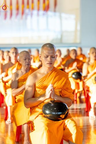 ภาพ No.150983:พิธีตักบาตร ในวันอาทิตย์ต้นเดือน วันที่ 1 กันยายน พ.ศ. 2567 ณ สภาธรรมกายสากล วัดพระธรรมกาย