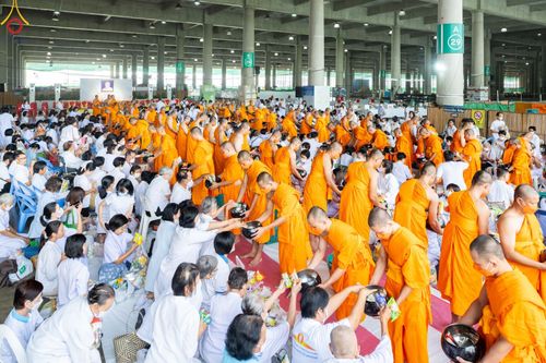 ภาพ No.88548:พิธีตักบาตรฉลองพระใหม่ โครงการอุปสมบทหมู่บูชาธรรมครบรอบ 106 ปี วันครูผู้ค้นพบวิชชาธรรมกาย ณ มหารัตนวิหารคด 11 วัดพระธรรมกาย ในวันอาทิตย์ ที่ 24 กันยายน พ.ศ. 2566
