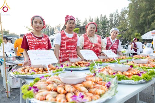 ภาพ No.108437:ถวายภัตตาหารเป็นสังฆทาน แด่คณะพระธรรมยาตราฯ ในโครงการธรรมยาตรากตัญญูบูชา มหาปูชนียาจารย์ พระมงคลเทพมุนี(สด จนฺทสโร) พระผู้ปราบมาร อนุสรณ์สถาน 7 แห่ง ปีที่ 12 วันที่ 7 มกราคม พ.ศ. 2567 ณ อนุสรณ์สถานโลตัสแลนด์ จ.สุพรรณบุรี