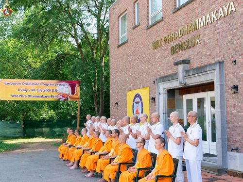 ภาพ No.83340:พิธีตัดปอยผมธรรมทายาทและฝากตัวเป็นศิษย์ ในโครงการอบรมพระธรรมทายาททวีปยุโรป รุ่นที่ 9 วันพุธที่ 12 มิถุนายน พ.ศ. 2566 ณ วัดพระธรรมกายเบเนลักซ์ ประเทศเบลเยี่ยม