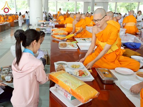 ภาพ No.271095:วันพุธที่ 20 พฤศจิกายน พ.ศ.2568 (วันพระ แรม 15 ค่ำ เดือน 12) พิธีบุพเปตพลี ครั้งที่ 173 ร่วมอุทิศบุญแด่หมู่ญาติที่ล่วงลับไปแล้ว และสืบทอดอายุพระพุทธศาสนา ณ หอฉันคุณยายอาจารย์ฯ วัดพระธรรมกาย