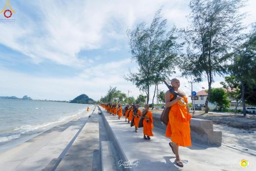 ภาพ No.222132:วันที่ 26-27 เมษายน พ.ศ. 2568 ศูนย์ปฏิบัติธรรมสวนผึ้ง ร่วมกับ ธุดงค์คสถานประจวบคีรีขันธ์ และวัดอ่าวน้อย  จัดกิจกรรมเดินธรรมยาตรา ตักบาตรข้าวสารอาหารแห้ง และจุดประทีปถวายเป็นพุทธบูชา ณ วัดอ่าวน้อย จ.ประจวบคีรีขันธ์