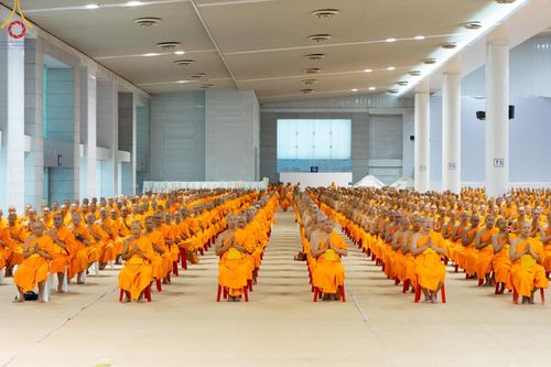 ภาพ No.59212:พิธีเจริญพระพุทธมนต์ ถวายภัตตาหารเป็นสังฆทาน เนื่องในวาระอายุวัฒนมงคล 80 ปี หลวงพ่อธัมมชโย ณ สภาธรรมกายสากล วัดพระธรรมกาย วันพุธที่ 24 เมษายน พ.ศ.2567