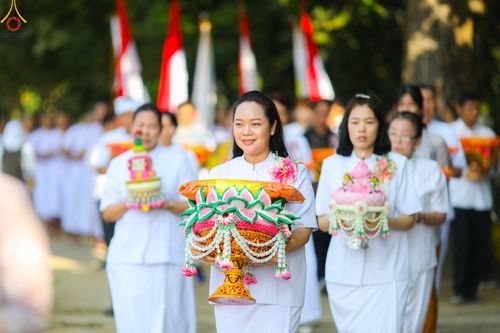 ภาพ No.103043:พิธีวันทาเจดีย์ พิธีเวียนประทักษิณ ธรรมทายาทชาวอินโดนีเซียกว่า 1,000 คน ณ มหาเจดีย์บุโรพุทโธ ประเทศอินโดนีเซีย ในวันที่ 19 ธันวาคม พ.ศ. 2566