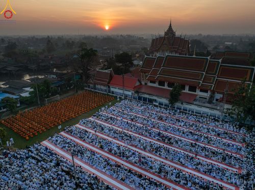 ภาพ No.197623:พิธีตักบาตรพระธรรมยาตรา ณ อนุสรณ์สถานลำดับที่ 4 สถานที่เกิดด้วยกายธรรม วัดโบสถ์(บน) ต.บางคูเวียง จ.นนทบุรี ในโครงการธรรมยาตรา กตัญญูบูชา มหาปูชนียาจารย์ พระมงคลเทพมุนี(สด จนฺทสโร) พระผู้ปราบมาร อนุสรณ์สถาน 7 แห่ง ปีที่ 13 วันที่ 19 มกราคม พ.ศ. 2568