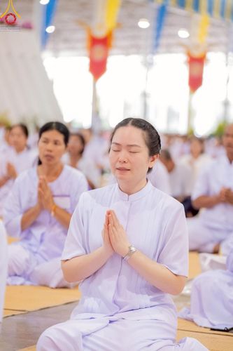 ภาพ No.219388:วันอังคารที่ 22 เมษายน พ.ศ. 2568 พิธีมอบปัจจัยช่วยเหลือครู 4 จังหวัดชายแดนภาคใต้ , พิธีกล่าวคำถวายอุปกรณ์ เพื่อเตรียมการต้อนรับคณะสงฆ์ฯ , พิธีกล่าวคำถวายภัตตาหารเป็นสังฆทาน , คณะสงฆ์ฉันภัตตาหารเพล  เนื่องในวันคุ้มครองโลก พิธีถวายมหาสังฆทานแด่คณะสงฆ์