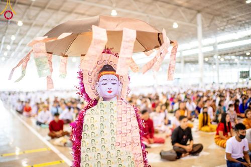 ภาพ No.99711:พิธีปฏิบัติธรรมและพิธีบูชาข้าวพระ ในวันอาทิตย์ต้นเดือนที่ 3 ธันวาคม พ.ศ. 2566 ณ สภาธรรมกายสากล วัดพระธรรมกาย จ.ปทุมธานี