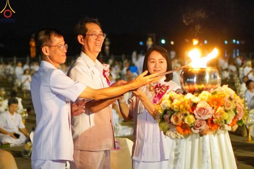 ภาพ No.175931:พิธีจุดประทีปโคมลาน, โคมลอยและลอยกระทง ถวายประทีปเป็นพุทธบูชา สร้างความสว่างไสวให้กับแผ่นดินด้วยแสงธรรม วันที่ 15 พฤศจิกายน พ.ศ. 2567 ณ พุทธอุทยานนานาชาติ อ.โพนพิสัย จ.หนองคาย