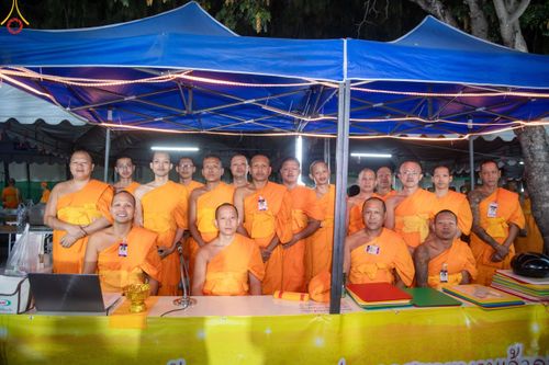 ภาพ No.190450:สาธุชนถวายภัตตาหารเป็นสังฆทาน แด่พระธรรมยาตรา ณ อนุสรณ์สถานมหาวิหารพระมงคลเทพมุนี (โลตัสแลนด์) อ.สองพี่น้อง จ.สุพรรณบุรี ในโครงการธรรมยาตรา กตัญญูบูชา มหาปูชนียาจารย์ พระมงคลเทพมุนี(สด จนฺทสโร) พระผู้ปราบมาร แห่ง ปีที่ 13 วันที่ 7 มกราคม พ.ศ.2568