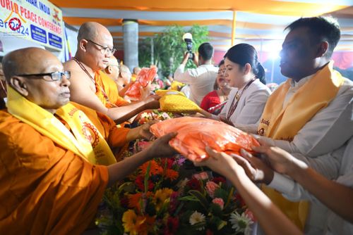 ภาพ No.179740:พิธีทอดกฐินสมทบ ณ วัดพุทธบังคลาเทศ (Bangladesh Buddhist Monastery, Bodhgaya)  เมืองพุทธคยา ประเทศอินเดีย วันที่ 11 พฤศจิกายน พ.ศ. 2567