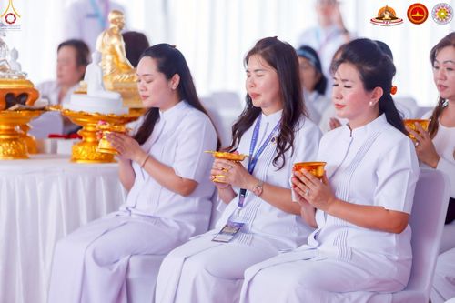 ภาพ No.224462:วันจันทร์ที่ 12 พฤษภาคม พ.ศ. 2568  ชาวพุทธในอินโดนีเซีย ร่วมฉลองวิสาขบูชาจุดประทีปกว่า 200,000 ดวง ณ พระมหาเจดีย์บรมพุทโธ  เจริญพุทธมนต์ถวาย “พระวชิรเกล้าเจ้าอยู่หัว”