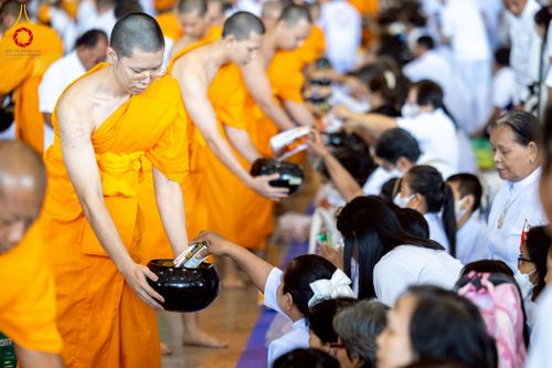 ภาพ No.232004:วันอาทิตย์ที่ 6 กรกฏาคม พ.ศ. 2568 พิธีตักบาตร ข้าวสารอาหารแห้ง  พิธีบูชาข้าวพระ สัมมนาพิเศษราชเหล็ก ณ สภาธรรมกายสากล วัดพระธรรมกาย