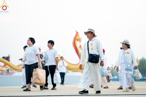 ภาพ No.201011:พิธีตักบาตรพระธรรมยาตรา ณ อนุสรณ์สถานลำดับที่ 5 สถานที่เผยแผ่วิชชาธรรมกายครั้งแรก อนุสรณ์สถานบางปลา วัดบางปลา อำเภอบางเลน จังหวัดนครปฐม ในโครงการธรรมยาตรา กตัญญูบูชา มหาปูชนียาจารย์ พระมงคลเทพมุนี(สด จนฺทสโร) พระผู้ปราบมาร อนุสรณ์สถาน 7 แห่ง ปีที่ 13