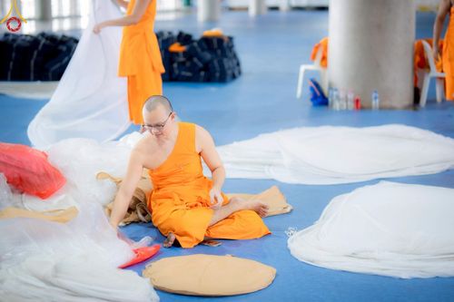 ภาพ No.218251:วันที่ 12-18 เมษายน พ.ศ. 2568 พระภิกษุและเจ้าหน้าที่อาสาสมัคร เตรียมพื้นที่ต้อนรับพักค้างพระสังฆาธิการ เนื่องในงานวันคุ้มครองโลก 22 เมษายน พ.ศ. 2568