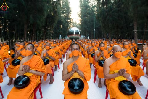 ภาพ No.107360:พิธีตักบาตรพระธรรมยาตราฯ ในโครงการธรรมยาตรากตัญญูบูชา มหาปูชนียาจารย์ พระมงคลเทพมุนี(สด จนฺทสโร) พระผู้ปราบมาร ปีที่ 12 ณ อนุสรณ์สถานมหาวิหารพระมงคลเทพมุนี อ.สองพี่น้อง จ.สุพรรณบุรี วันที่ 7 มกราคม พ.ศ. 2567